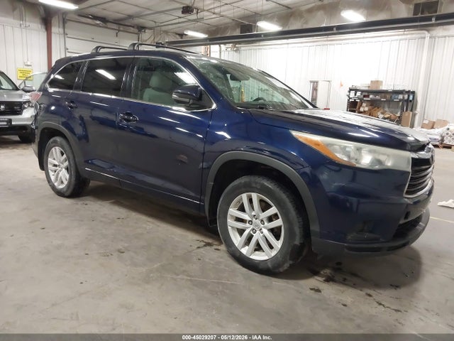 Salvage Toyota Highlander Image