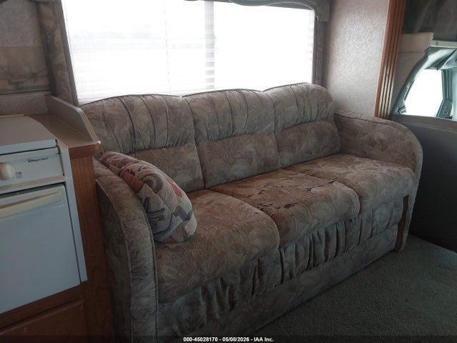 Ford E-450 Standard