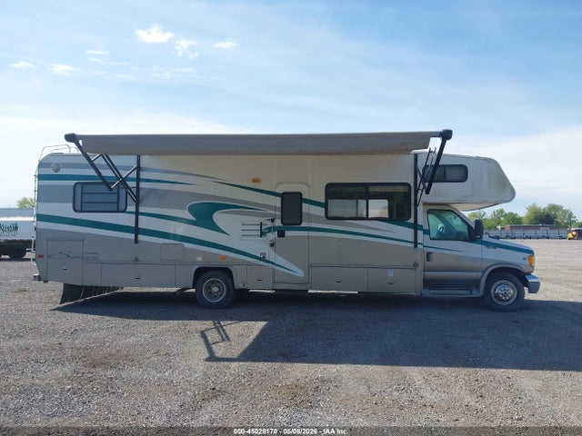 Ford E-450 Standard