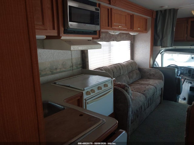 Ford E-450 Standard