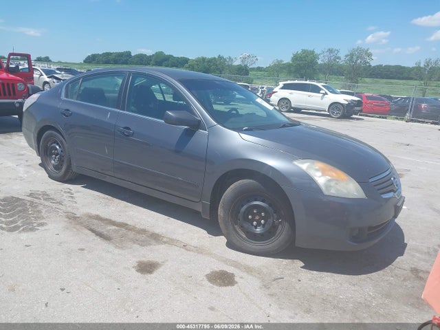 Salvage Nissan Altima Image