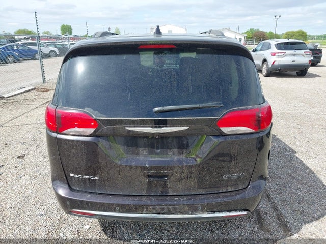 Chrysler Pacifica Touring-l