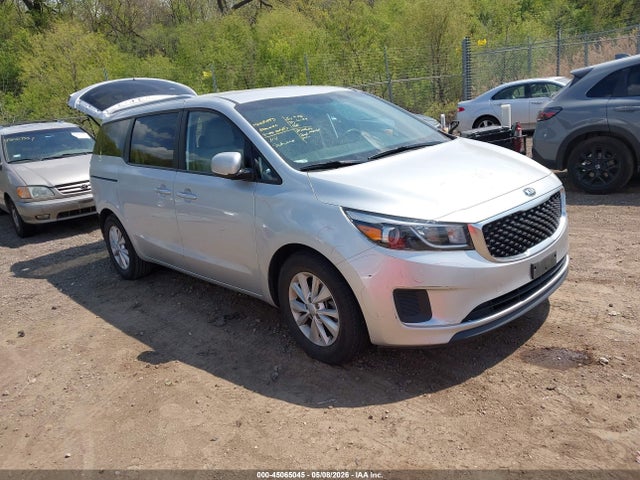 Salvage Kia Sedona Image