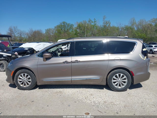 Chrysler Pacifica Touring-l