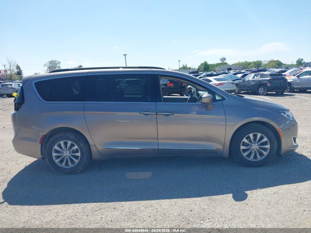 Chrysler Pacifica Touring-l