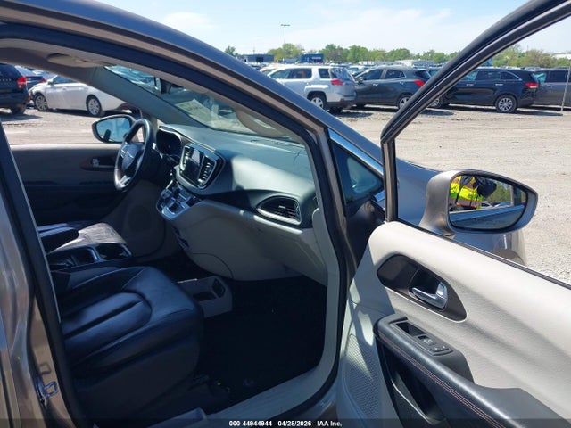 Chrysler Pacifica Touring-l