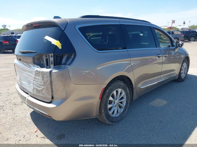Chrysler Pacifica Touring-l