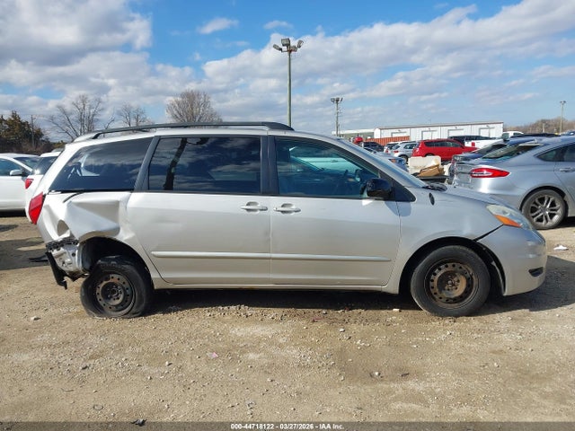 Toyota Sienna Le