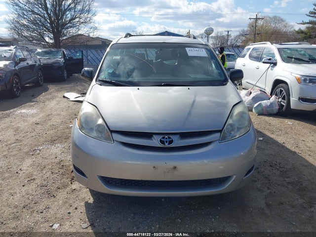 Toyota Sienna Le