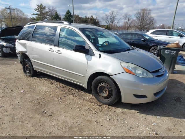 Salvage Toyota Sienna Image