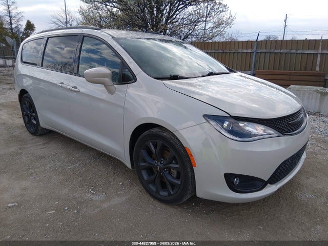 Salvage Chrysler Pacifica Image