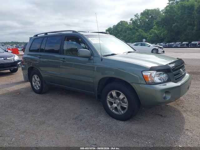 Salvage Toyota Highlander Image
