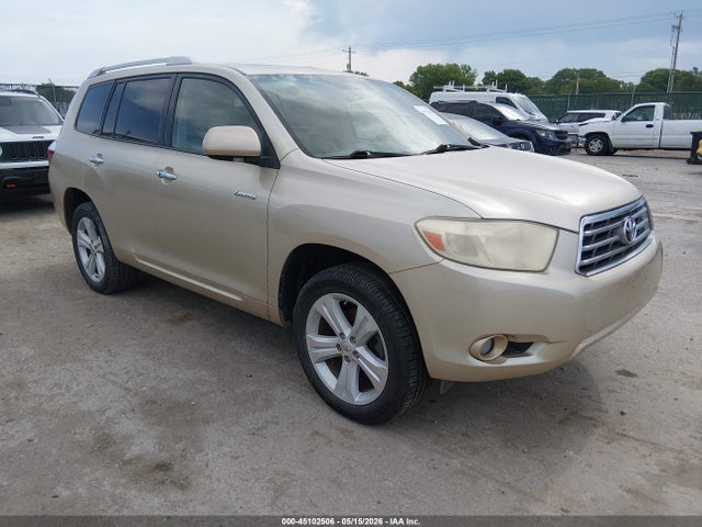 Salvage Toyota Highlander Image
