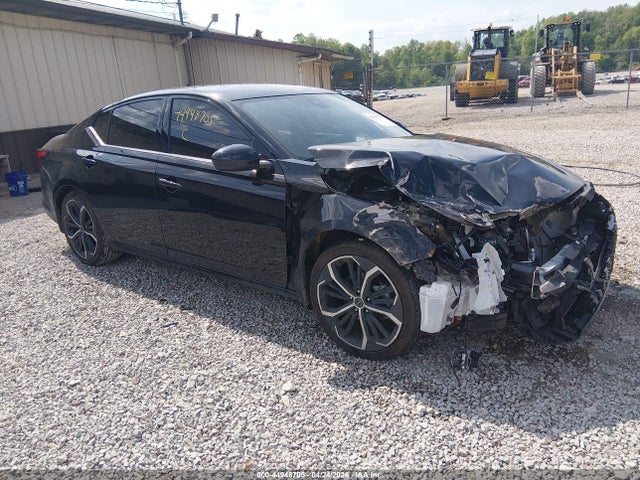 Salvage Nissan Altima Image