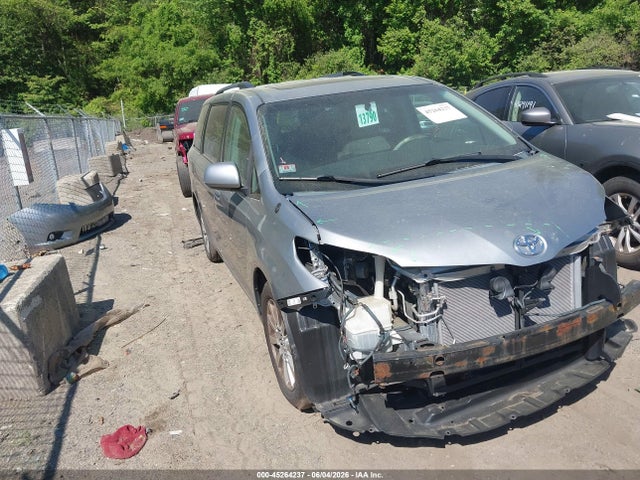 Salvage Toyota Sienna Image