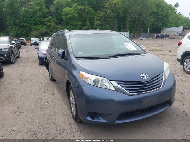 Salvage Toyota Sienna Image