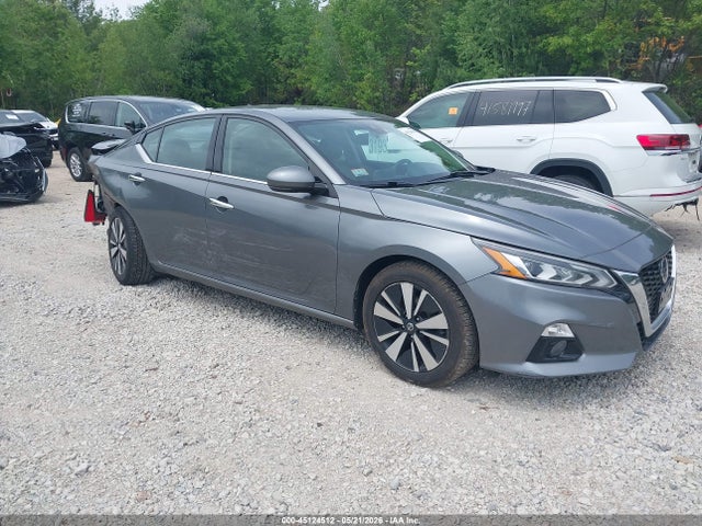 Salvage Nissan Altima Image