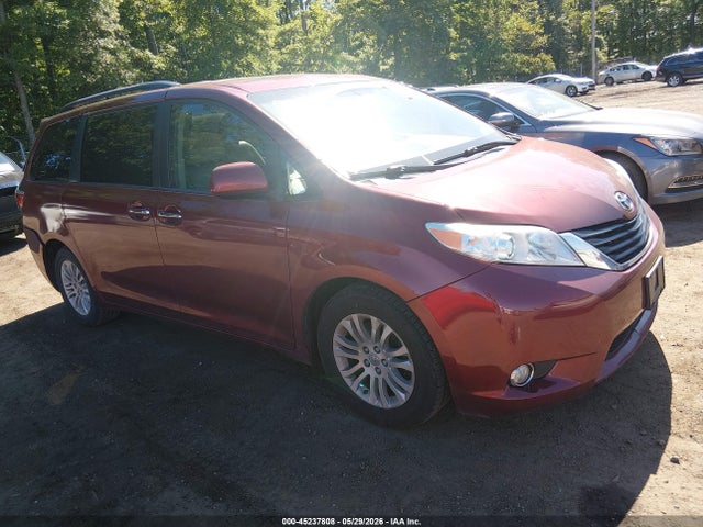 Salvage Toyota Sienna Image