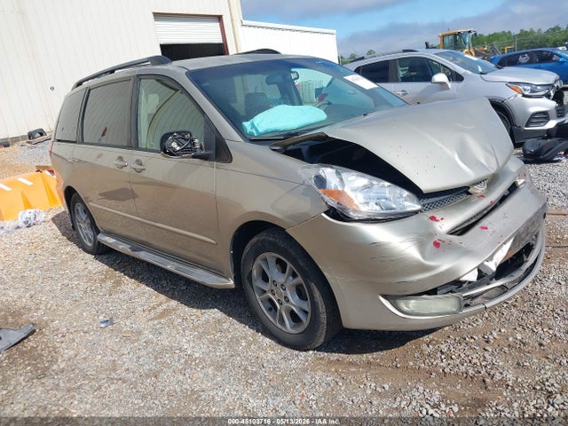Salvage Toyota Sienna Image