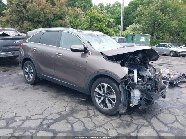 Salvage Kia Sorento Image
