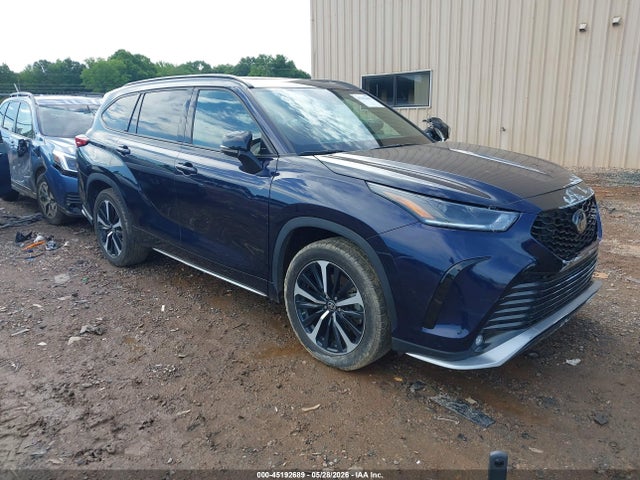 Salvage Toyota Highlander Image