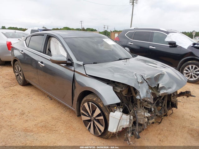 Salvage Nissan Altima Image