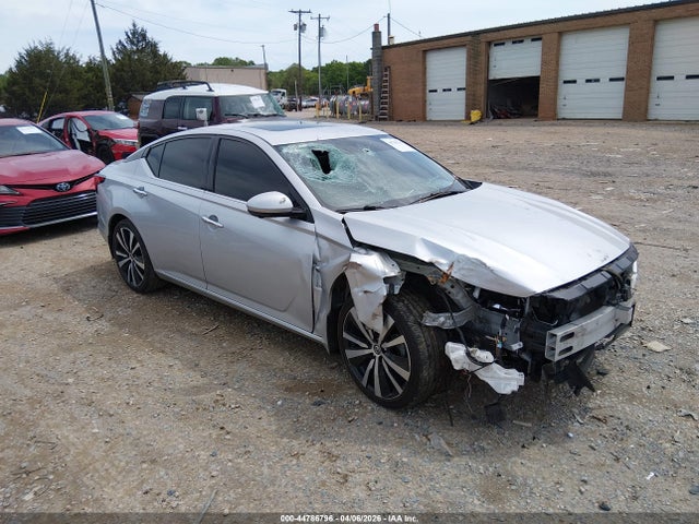 Salvage Nissan Altima Image