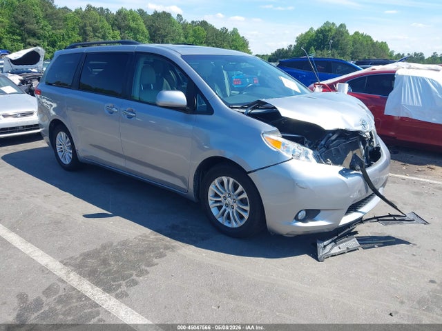 Salvage Toyota Sienna Image