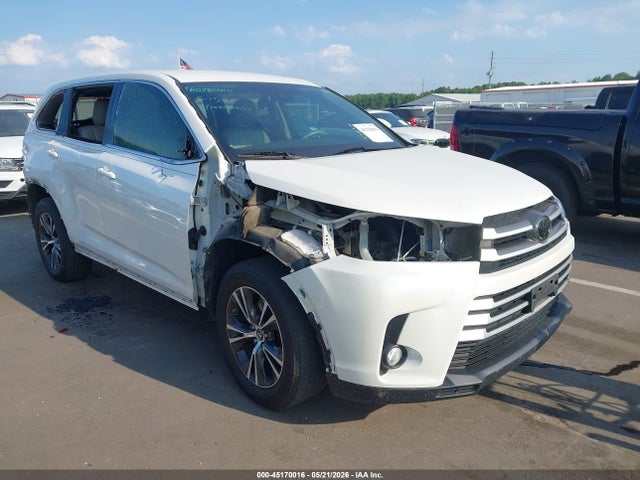 Salvage Toyota Highlander Image