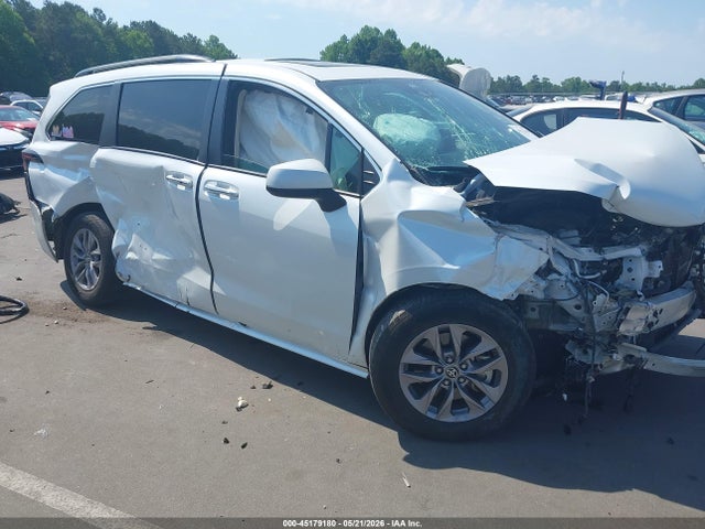 Salvage Toyota Sienna Image