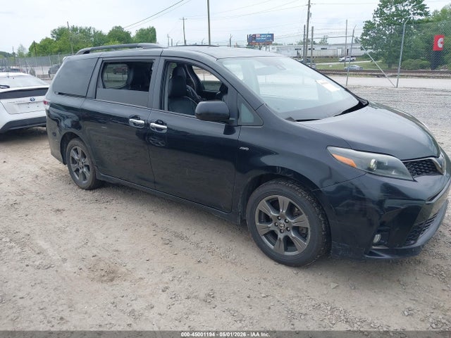 Salvage Toyota Sienna Image