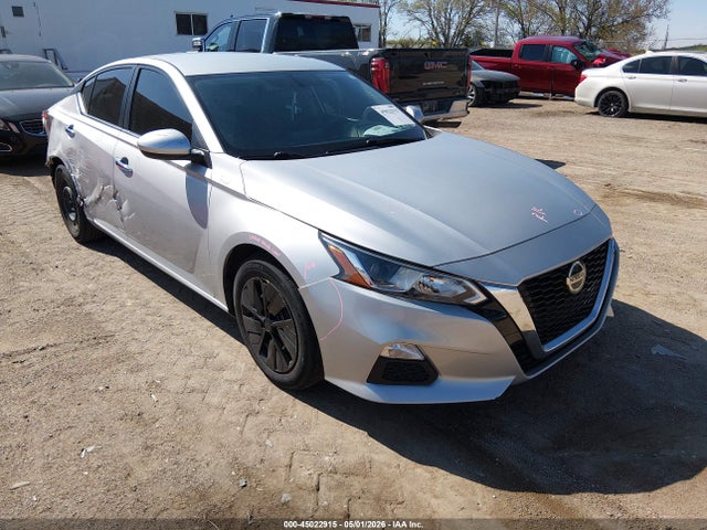 Salvage Nissan Altima Image