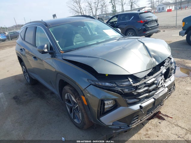Salvage Hyundai TUCSON Image
