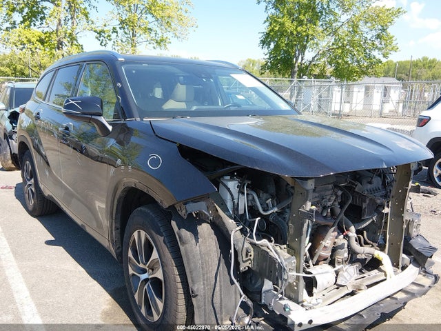 Salvage Toyota Highlander Image