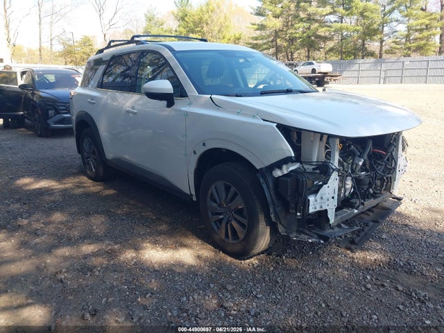 Salvage Nissan Pathfinder Image