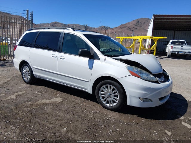 Salvage Toyota Sienna Image