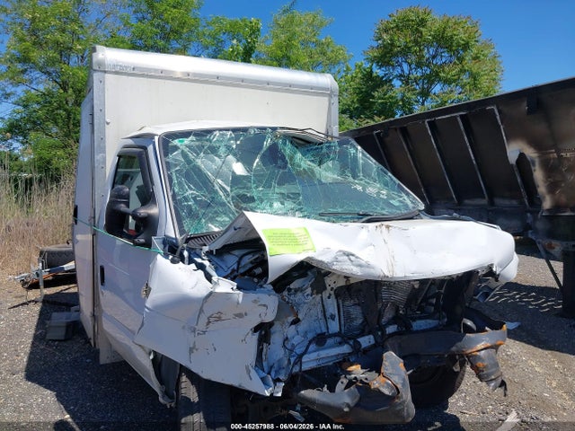 Salvage Ford E-350 Image