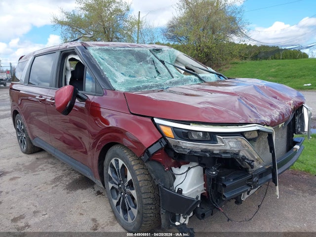 Salvage Kia Carnival Image
