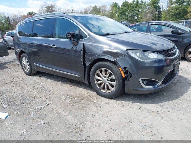 Salvage Chrysler Pacifica Image