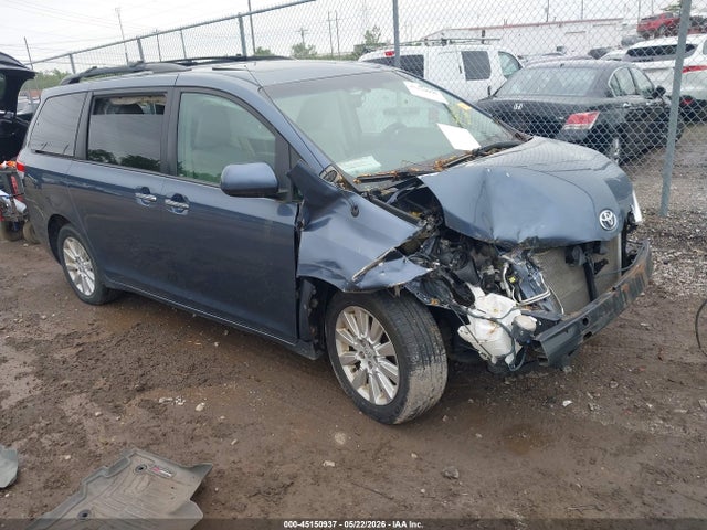 Salvage Toyota Sienna Image