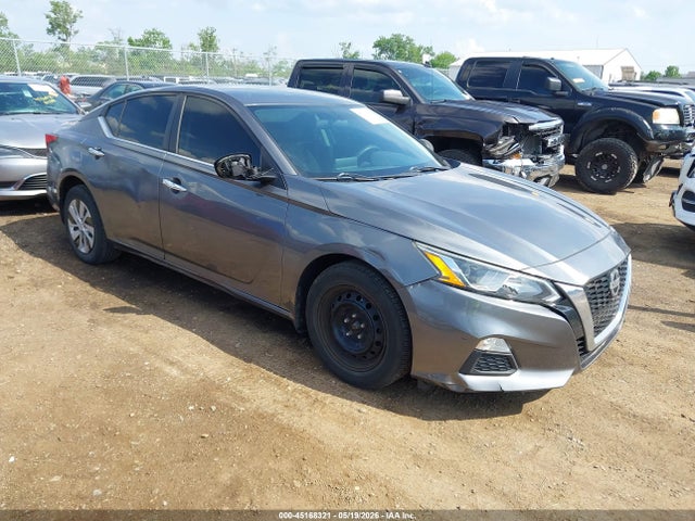 Salvage Nissan Altima Image