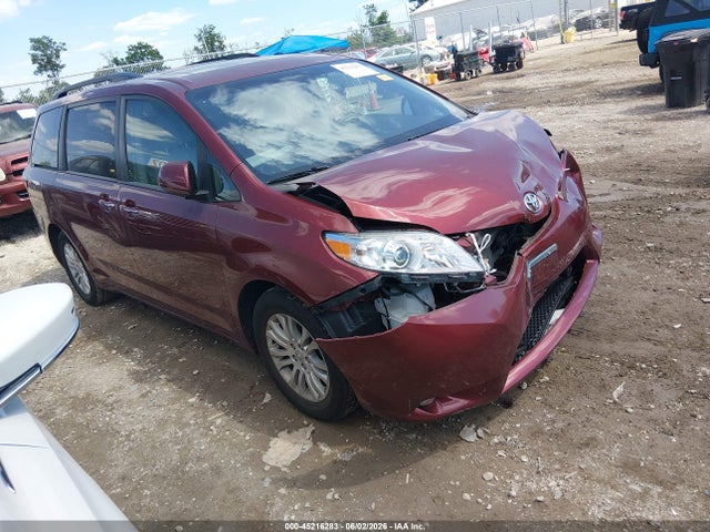Salvage Toyota Sienna Image