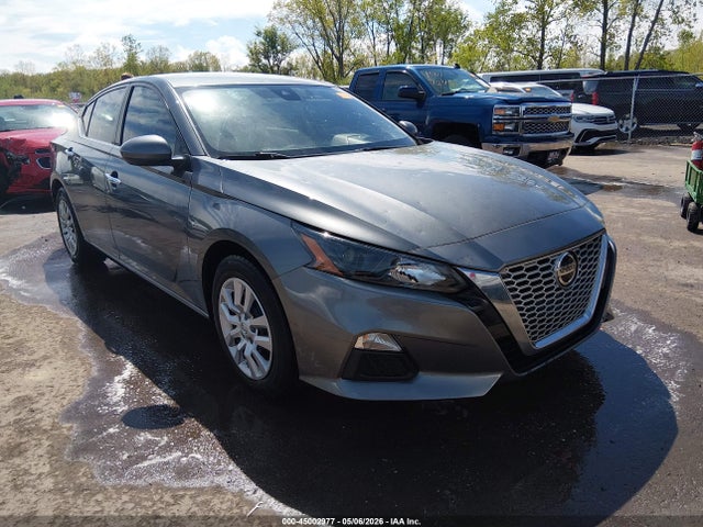 Salvage Nissan Altima Image