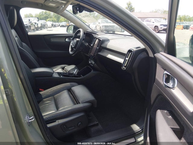 Volvo XC40 B5 Plus Dark Theme