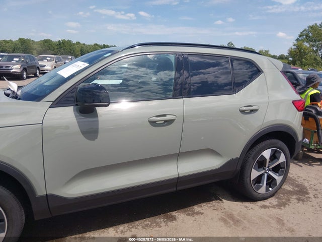 Volvo XC40 B5 Plus Dark Theme