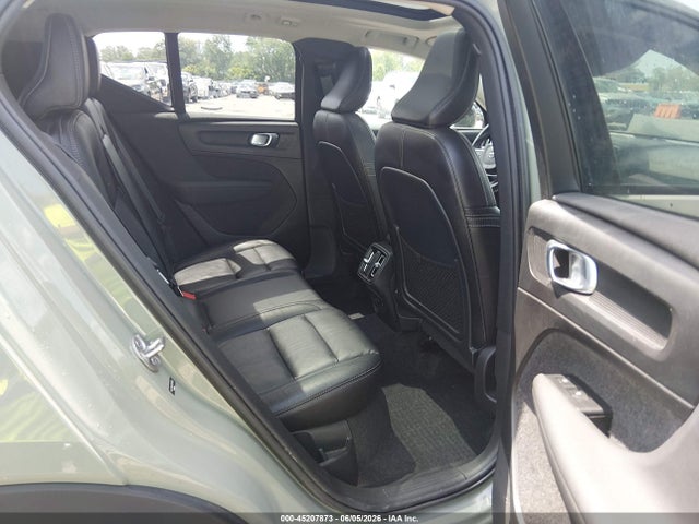 Volvo XC40 B5 Plus Dark Theme