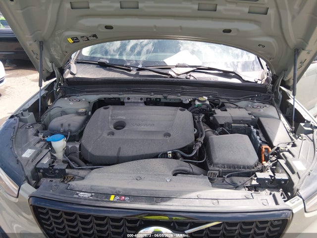 Volvo XC40 B5 Plus Dark Theme