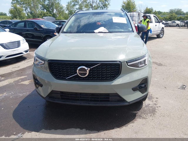 Volvo XC40 B5 Plus Dark Theme