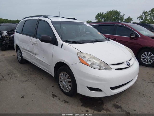 Salvage Toyota Sienna Image
