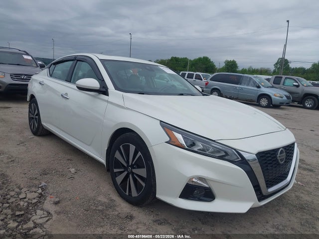 Salvage Nissan Altima Image